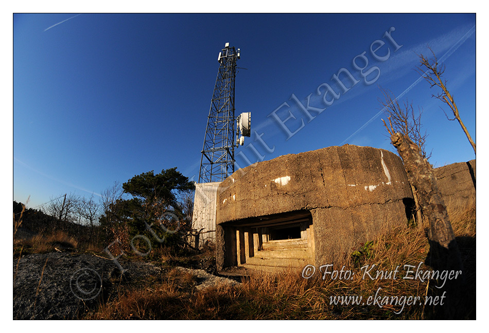Bunker inngangen var bak ved masta.   -  © Foto: Knut Ekanger / www.ekanger.net