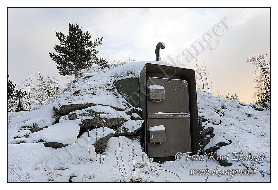 I tillegg til utsikten var det noen bunkere og en enslig utedo mitt i skogen. Alt sammen tilhrer den grnne hytta som en gang har hvert et kystfort.  -   Foto: Knut Ekanger / www.ekanger.net