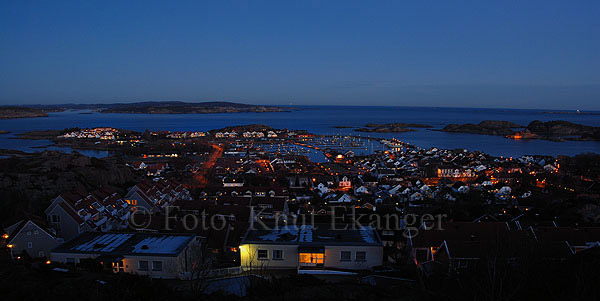 Når mørket kommer sigende oppdager man hvor flott Stavern og Risøya lyser opp. - sett fra Signalen i Stavern - flott utsiktspunkt - © Foto: Knut Ekanger