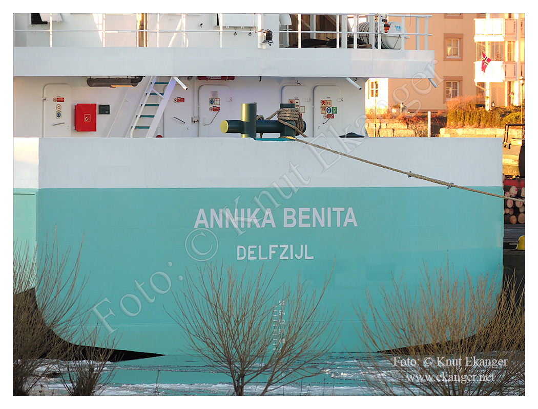 Annika Benita ved kai i kanalen, Larvik havn - februar 2013
