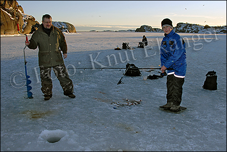 Isfiskere - Islagt i Stavern -  Foto: Knut Ekanger