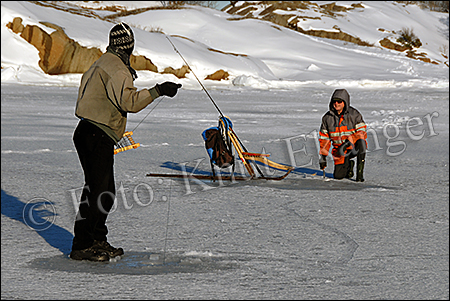 Isfiskere - Islagt i Stavern -  Foto: Knut Ekanger