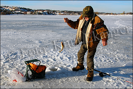 Isfiskere - Islagt i Stavern -  Foto: Knut Ekanger