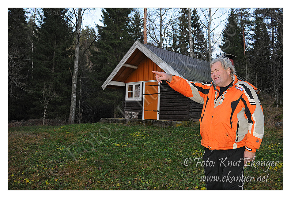  Per peker utover Hallevannet og har litt av hvert  fortelle . . . -   Foto: Knut Ekanger / www.ekanger.net
