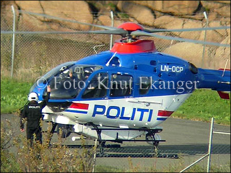 Oooops !  Denne store "fuglen" har jeg ikke sett p brettet enn. Hjelper nok ikke med solsikkefr heller :-)  Flott redskap til sitt bruk.   -  Foto: Knut Ekanger