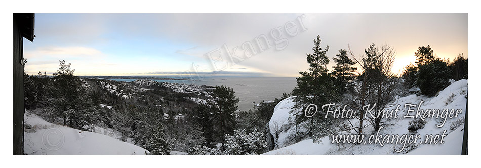 180 graders panoramabilde av utsikte fra hytteveggen. Litt av hytteveggen er synlig p hver side i bildet som er sammensatt av mange enkeltbilder. -   Foto: Knut Ekanger / www.ekanger.net