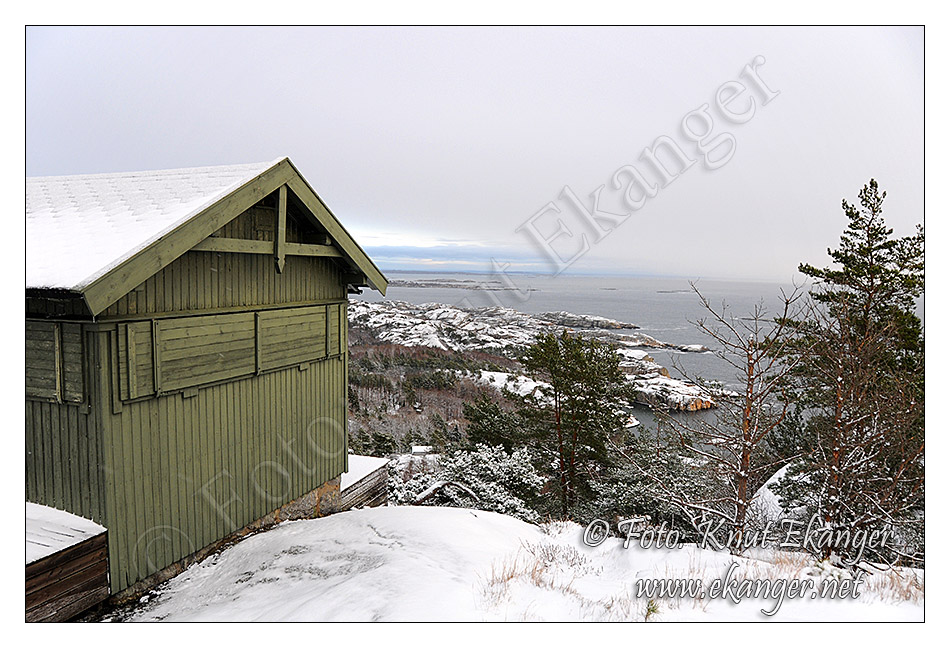 Her er litt av utsikten. Ytre del av Sandefjordsfjorden, Tnsberg og Oslofjorden kan sees.  I pent vr og med god kikkert ser du langt nedover Svenskekysten.  -   Foto: Knut Ekanger / www.ekanger.net