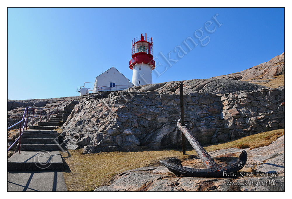 Lindesnes Fyr er Norges eldste fyr og ligger helt p sydspissen av Lindesnes-halvya i Lindesnes kommune.Vi startet i Larvik og etter ca 28 mil var vi fremme.I tillegg til selve fyret s var det massevis av bunkere og ganger i fjellet rundt, reine sveitserosten dette her :-) Sett av minst en hel dag, gjerne to, om du skal titte innom i alle kroker og kriker :-) Det ble tatt en del bilder og nederst p siden finner du ogs en video. Kalenderen viste 13april 2013 og det var enn ikke begynt  bli grnt. Noen krokuser var det eneste vi s. Det var mange trapper opp til fyret.  -   Foto: Knut Ekanger / www.ekanger.net