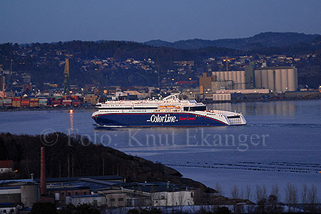 SuperSpeed 2 langt inn i Larviksfjorden - sett fra Signalen i Stavern - flott utsiktspunkt -  Foto: Knut Ekanger