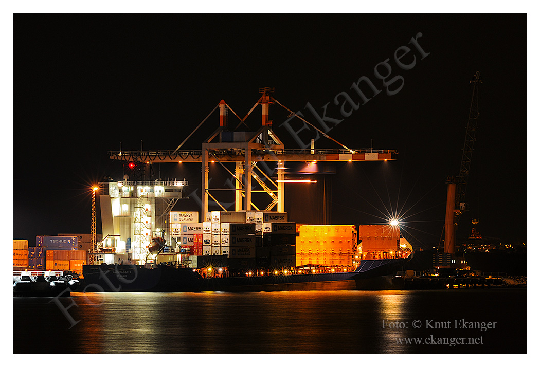 Aldebaran J ved kai, Larvik havn - Nattfoto.