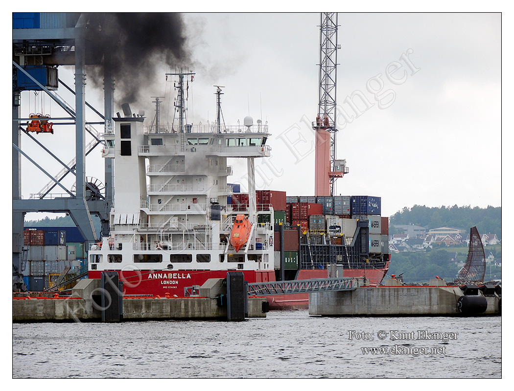 Annabella legger fra kai i Larvik havn og forvinner ut Larviksfjorden 16.06.2012.