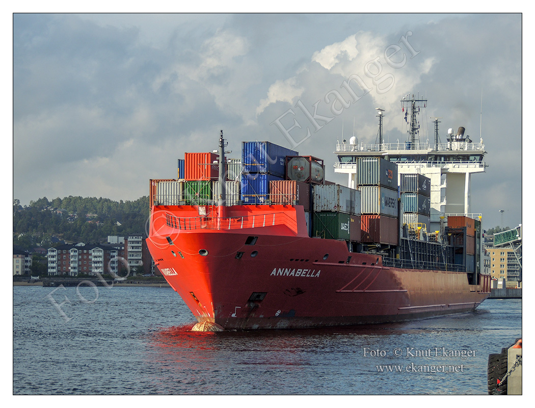 Annabella legger fra kai i Larvik havn og forvinner ut Larviksfjorden 16.06.2012.
