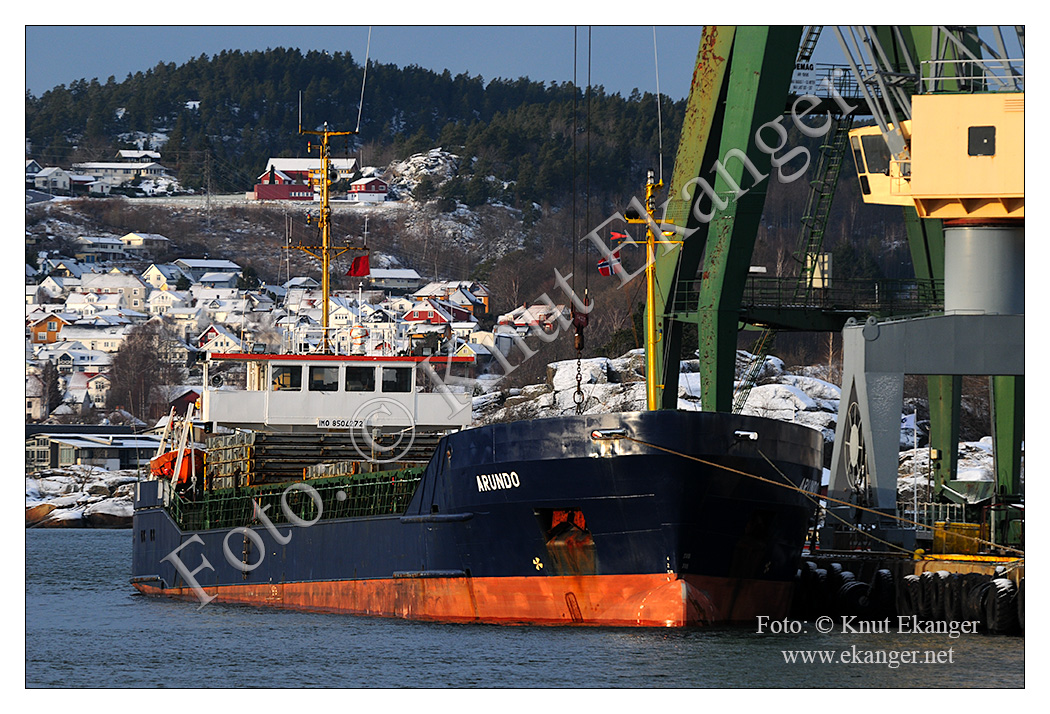 Arundo ved kai i kanalen, Larvik havn - 05.01.2012.